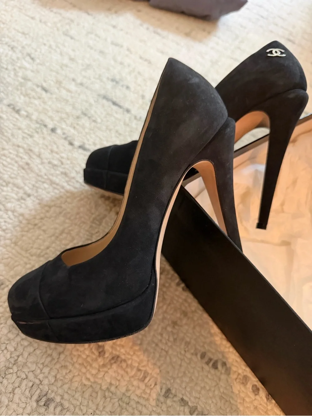 CHANEL Black Suede Classic Pump with Signature CC worn 1x Box included! EUC! - Picture 6 of 13